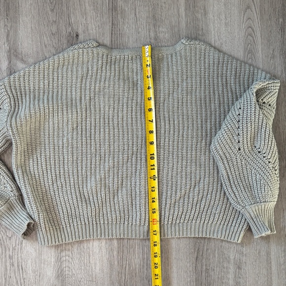 Cozy sage green V-Neck cropped Sweater - Picture 4 of 6